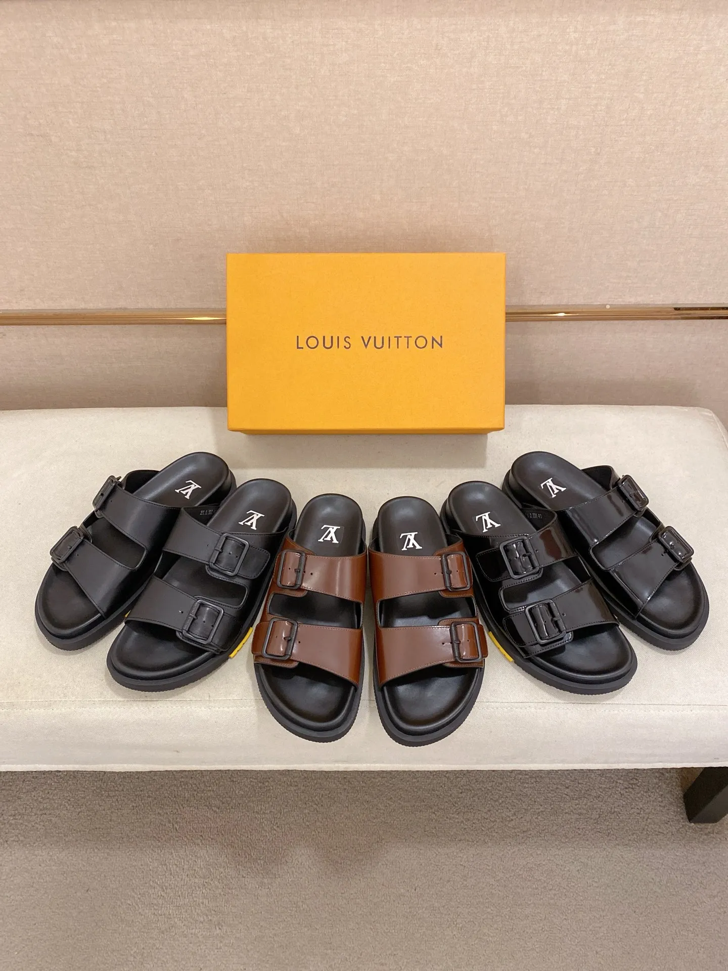 Factory price: 420💰Made by LV🔍Top purchasing agent. Men's spring and summer slippers are available at the same counter. The uppers are made of cowhide imported from Italy. High-quality craftsmanship, soles: original soles specially provided by the original factory, exclusive movable molded soles are super comfortable, original factory follow-up goods, 🔍🔍high quality, can be entered and exited the counter at will, welcome to compare, code number 38-44. Can be customized45